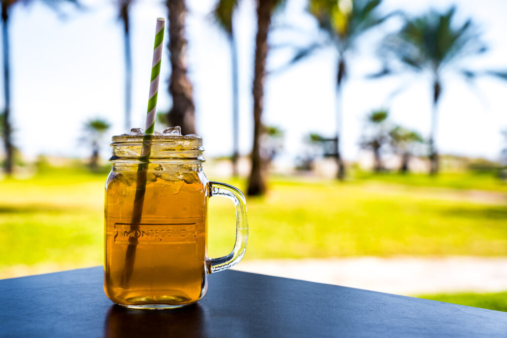 Té helado en tarro con palmeras al fondo
