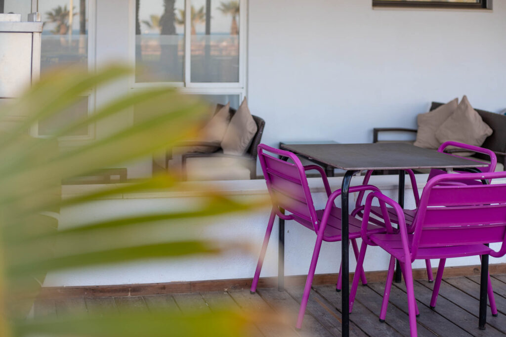 Fachada de My Sweet con palmeras