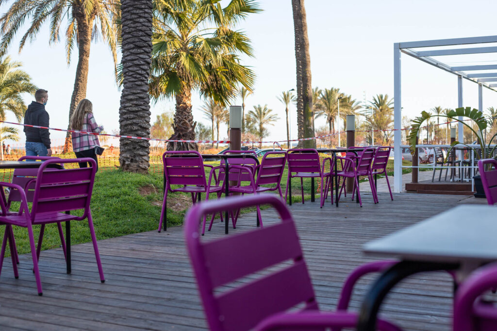 Terraza de My Sweet sobre el paseo marítimo