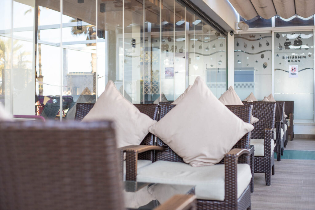 Zona chill-out con vistas al mar